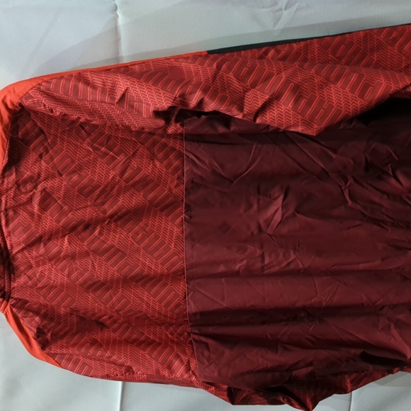 BNWT PUMA FULL ZIPPER Windbreaker Small Red - Picture 8 of 8